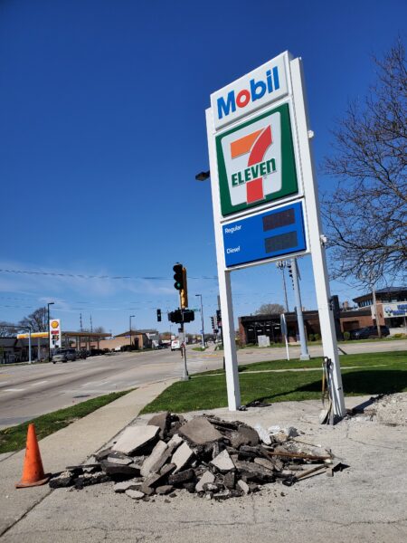 Broken Mobil 7-Eleven sign